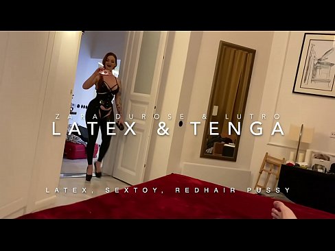 ❤️ Ngoanana e monyane ea nang le hlooho e khubelu ea apereng seaparo sa latex se kentsoeng ke ntate oa bobeli ❤️ ❌️❤